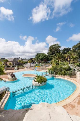 - une piscine d'eau bleue dans un complexe dans l'établissement Camping Domaine de la Ville Huchet, à Saint-Malo