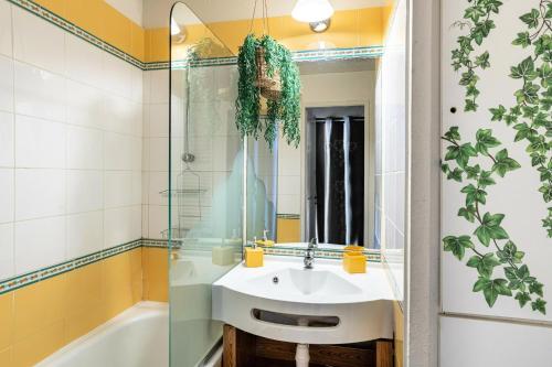 アヴォリアーズにあるResidence Le Douchka - maeva Homeのバスルーム(シンク、鏡、バスタブ付)