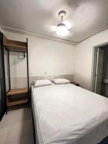 Praia de JuquehyにあるFlores de Juquehyのベッドルーム1室(白い大型ベッド1台付)
