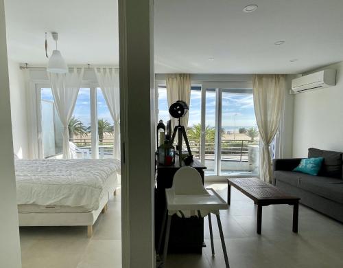 een slaapkamer met een bed en uitzicht op de oceaan bij Catalonia 1-7 in L'Estartit