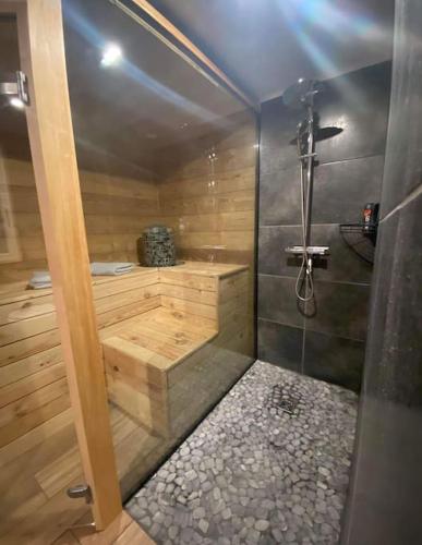 貝格海姆的住宿－Gîte avec sauna privé，带淋浴和木制浴缸的浴室
