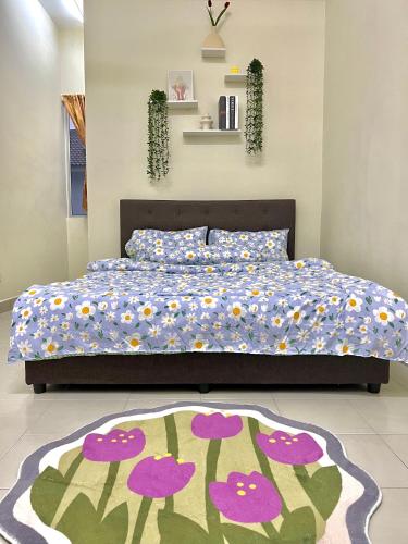 a bedroom with a bed with flowers on it at SuaTamu Homestay One Aircond in Kamunting