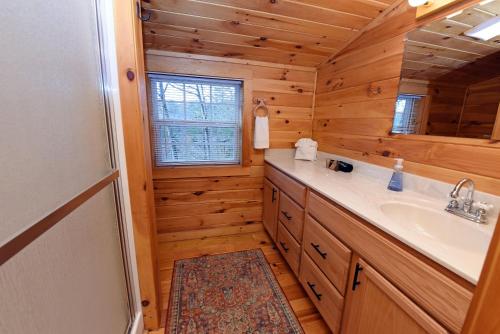 Et bad på The Mayfly Cabin - Fightingtown creek, fly fishing, mountain view, fire pit, pet friendly getaway!