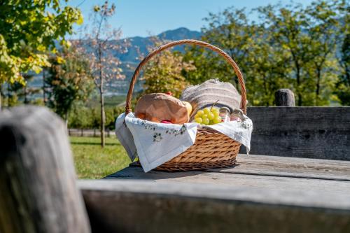 a basket of fruit sitting on a table at Garnì Vecchio Comune in Flavon