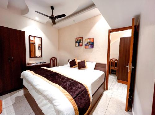 سرير أو أسرّة في غرفة في Hotel Joylife- Chottu Ram Chowk Rohtak Haryana