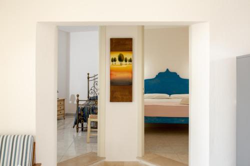 1 dormitorio con 1 cama y comedor en Villetta Orchidea, en Gagliano del Capo