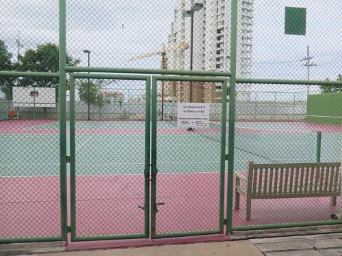 Tenis dan/atau kemudahan skuasy di 1703 - Hua Hin Two Bedrooms Two Bathrooms with Panorama Sea View 17th Top Floor atau berdekatan