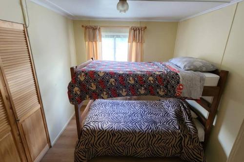 two bunk beds in a small room with a bed at Cabaña familiar in Cochrane