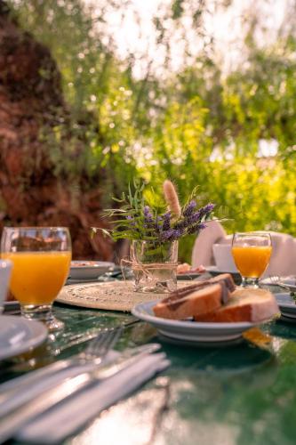 Comida en o cerca de este hotel