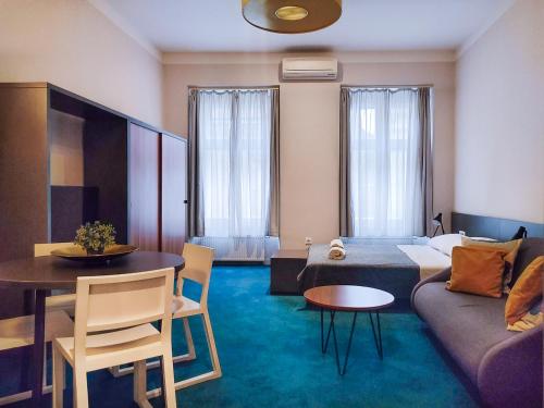 ein Wohnzimmer mit einem Sofa und einem Tisch in der Unterkunft Apartments Cilindar in Zagreb