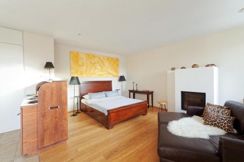 - une chambre avec un lit et un canapé dans l'établissement Hofgut Hafnerleiten, ein Rückzugsort, à Bad Birnbach