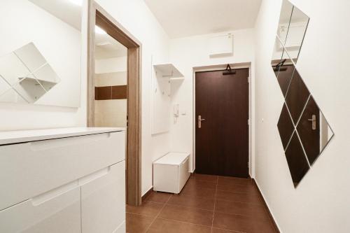 um corredor com uma porta que leva a um quarto em Apartments / 10 min from center / O2 ARENA em Praga