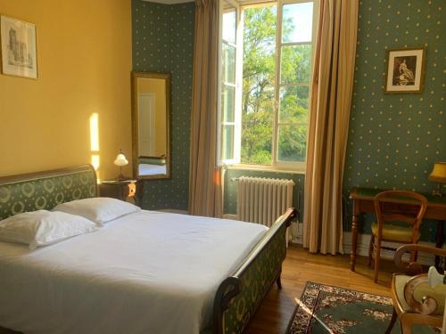 Un dormitorio con una cama grande y una ventana en Domaine de Préfond, en Bengy-sur-Craon