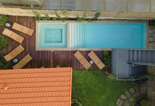 an overhead view of a swimming pool with at Bonjardim 560 in Porto