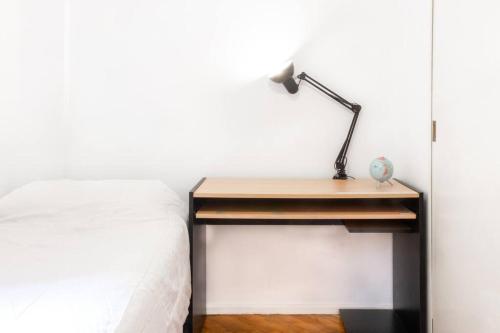 un escritorio con una cama y una lámpara. en Lugar encantador en Recoleta. Excelente ubicación. en Buenos Aires
