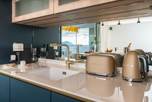 uma cozinha com um lavatório e uma bancada em Palm croisette front de mer1 em Cannes