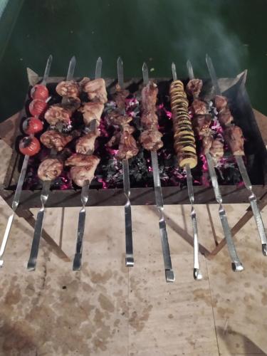un montón de diferentes tipos de carne en brochetas en Mardakan Villa, en Baku