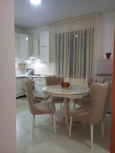 cocina con mesa y sillas en una habitación en Family hotel leni, en Kvareli
