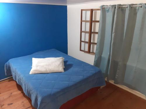 シュイーにあるComplejo Celesteの青いベッドルーム(枕付きのベッド付)
