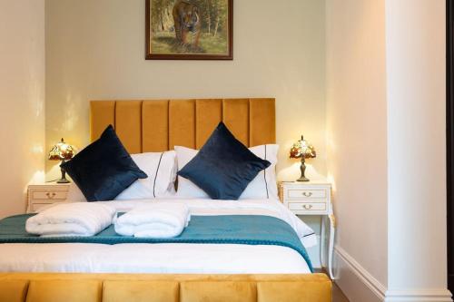 1 dormitorio con 1 cama con almohadas azules y blancas en Stylish Beachfront Bolthole with Stunning Sea Views and Luxury Touches, en Herne Bay