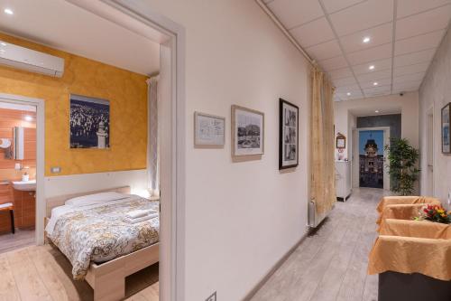 una camera con letto e scrivania di Rooms Boutique Carducci a Trieste