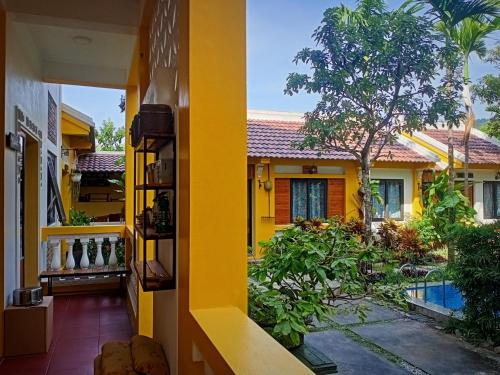 uma vista para uma casa com uma parede amarela em Mai Home Ninh Bình em Ninh Binh