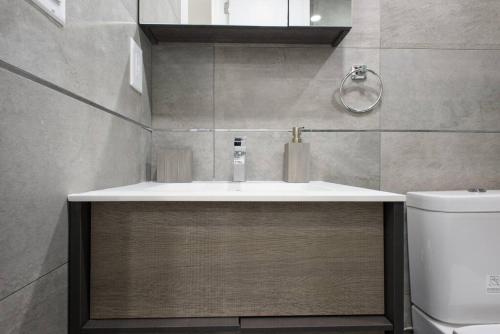 een badkamer met een wastafel en een toilet bij 75-1C New 1BR prime UES W D the unit Best Value in New York