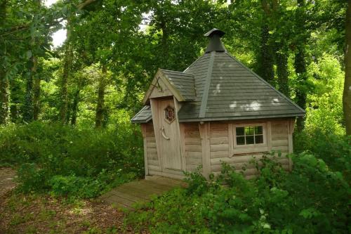 mały drewniany domek w środku lasu w obiekcie EN PASSENT PAR LA LORRAINE 