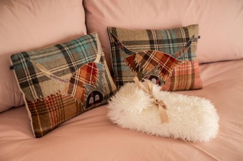 two pillows on top of a bed with at Carters Rest Guesthouse in Milovaig