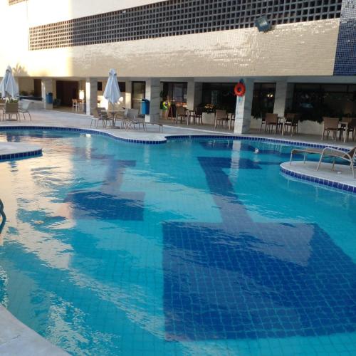 una gran piscina azul en un hotel en Pequeno Paraiso, en Salvador