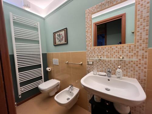 アラーニャ・ヴァルセージアにあるCasa Smittのバスルーム(洗面台、トイレ、鏡付)