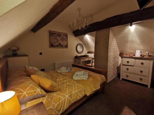 a bedroom with a bed with yellow pillows at Riverside 2 bed apartment Bewdley Worcestershire in Bewdley