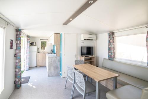 Kuchyň nebo kuchyňský kout v ubytování Camping du Sevron