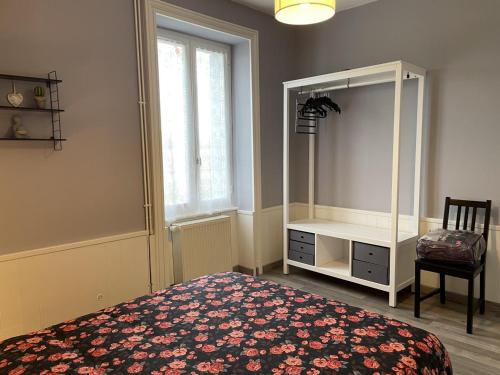 um quarto com uma cama, uma cómoda e um espelho em Gîte Taxat-Senat, 4 pièces, 6 personnes - FR-1-489-363 em Taxat-Senat