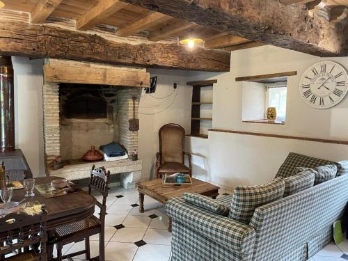 Φωτογραφία από το άλμπουμ του Gîte charme & confort avec piscine, terrasse, jardin clos, près de Néris les Bains, animaux acceptés - FR-1-489-344 σε Terjat