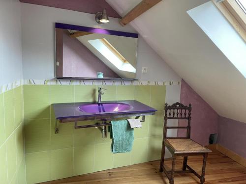 een badkamer met een wastafel en een spiegel bij Gîte Terjat, 3 pièces, 4 personnes - FR-1-489-344 in Terjat