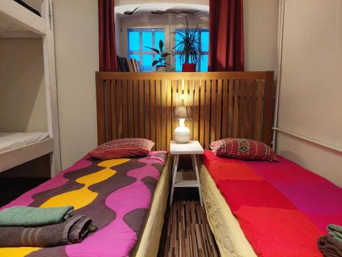 Una cama o camas en una habitación de Looming Hostel