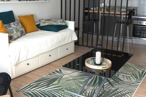 - une chambre avec un lit et une table basse dans l'établissement LE KENNEDY 1 - Studio proche hôpital, à Châteauroux