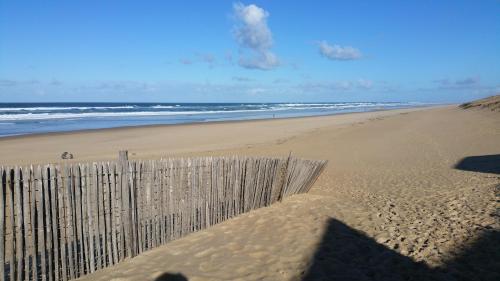 スーストンにあるCARPE DIEM - La Villa des Vacancesの海岸の柵