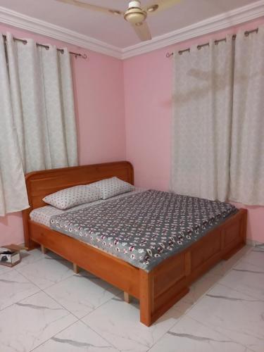Gulta vai gultas numurā naktsmītnē Remarkable 2-Bed Apartment in Afienya Ghana