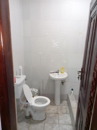 Vannas istaba naktsmītnē Remarkable 2-Bed Apartment in Afienya Ghana