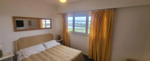 a bedroom with a bed and a window at Hostal del Sur in Mar del Plata