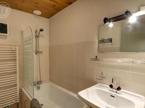 y baño con lavabo, bañera y ducha. en Gîte Saint-Didier-sur-Rochefort, 3 pièces, 4 personnes - FR-1-496-12, en Saint-Didier-sur-Rochefort