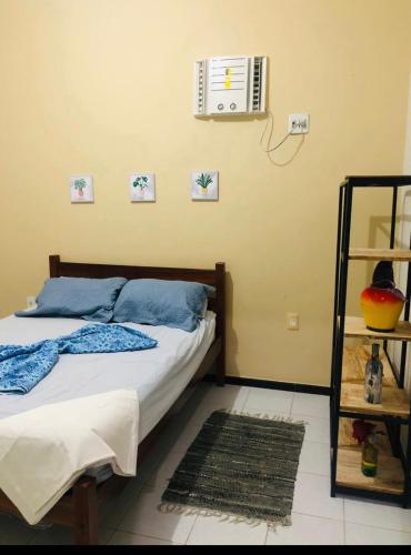 a bedroom with a bed and a air conditioner on the wall at Casas Aracaju Temporada inteira 900 m da passarela in Aracaju