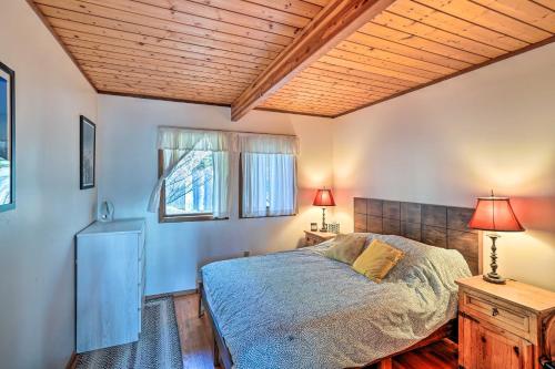 OtisにあるBerkshires Cabin 2 Mi to Appalachian Trail!の木製の天井が特徴のベッドルーム1室(ベッド1台付)
