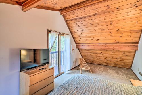 Berkshires Cabin 2 Mi to Appalachian Trail!にあるテレビまたはエンターテインメントセンター