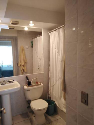 a bathroom with a toilet and a sink and a shower at Hermoso departamento frente al Mar in Viña del Mar