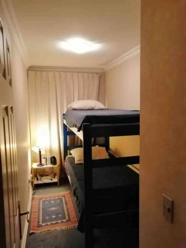 a small room with two bunk beds in it at Hermoso departamento frente al Mar in Viña del Mar