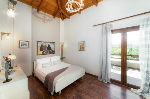 een slaapkamer met een bed en een groot raam bij Country House with View in Káto Kalésia