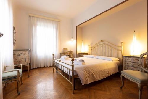 Palazzo Cecchi Florentine Apartment